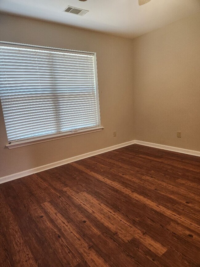 Building Photo - 2/2 Lower Unit Condo