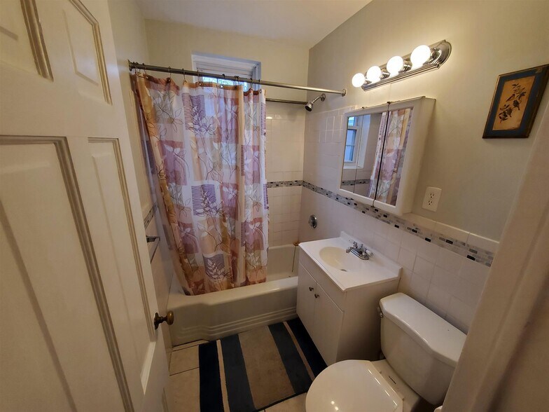 Building Photo - 16 Ware St