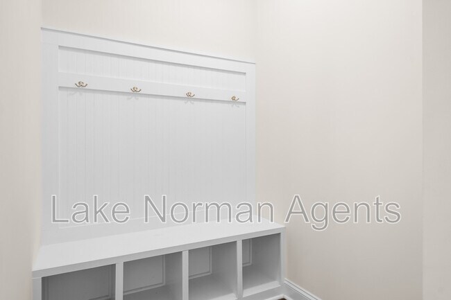 Building Photo - 196 Longleaf Dr