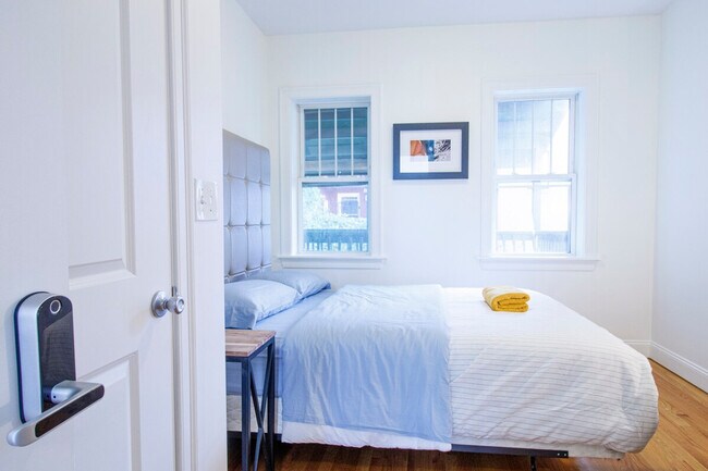 Building Photo - 27 Lambert St