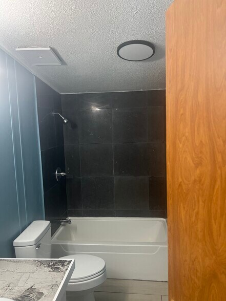 Building Photo - 2140 Hickory St