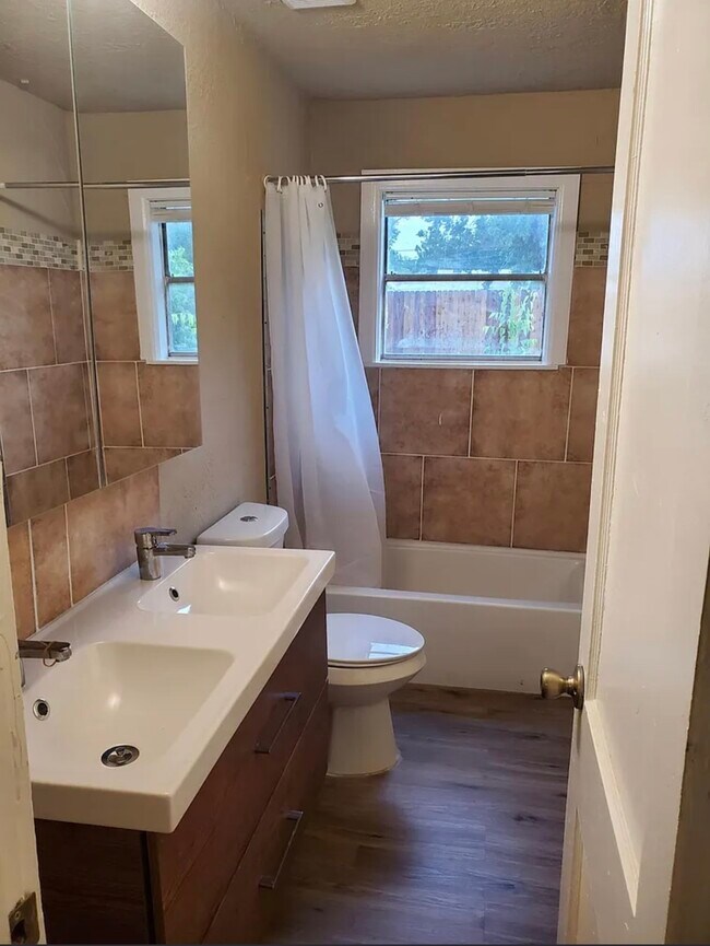 Building Photo - 5131 Lyndhurst Dr