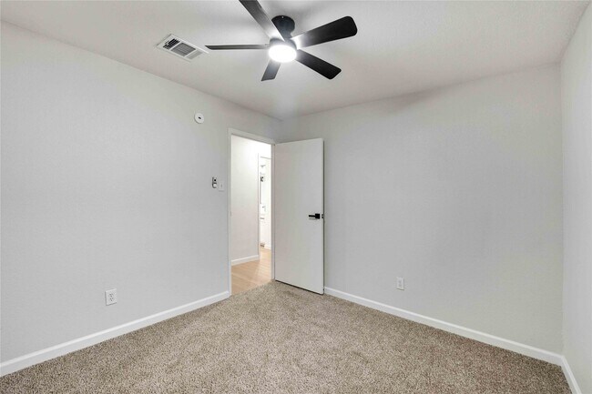 Building Photo - 12703 Redfern Dr
