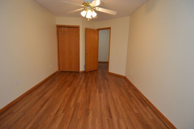 Building Photo - 2 Bed + Den, 2.5 Bathroom Townhouse for Rent