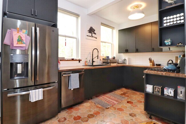 Building Photo - 820 Grand St