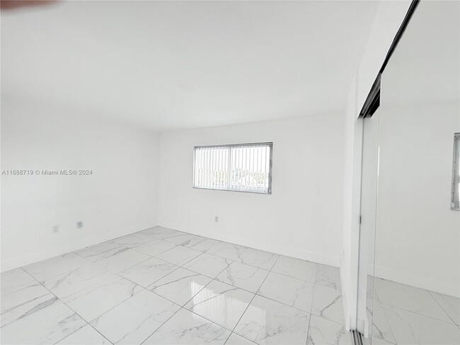 Building Photo - 1075 NE Miami Gardens Dr