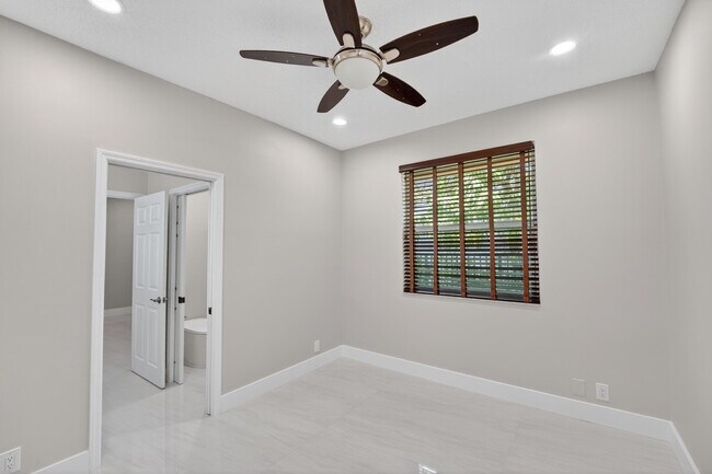 Building Photo - 3043 Lakewood Dr