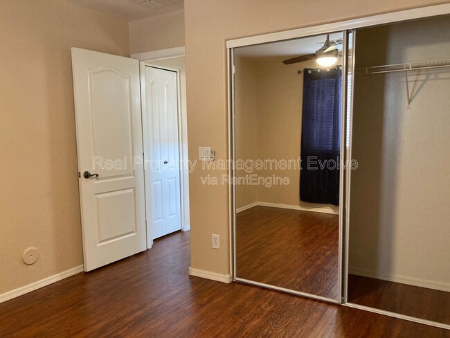 Building Photo - 4059 E Carla Vista Dr