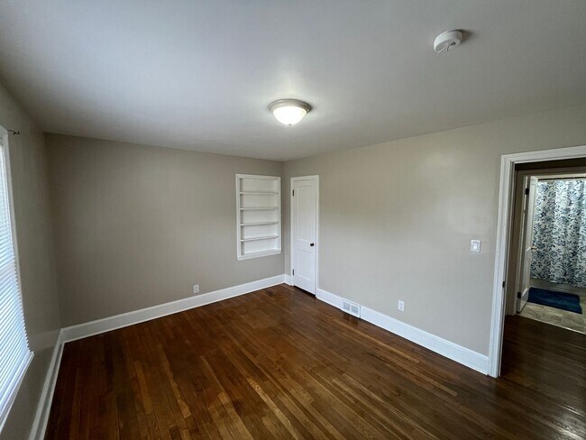 Building Photo - Charming 3-Bedroom 2-Bath with Beautiful Hardwood Floors
