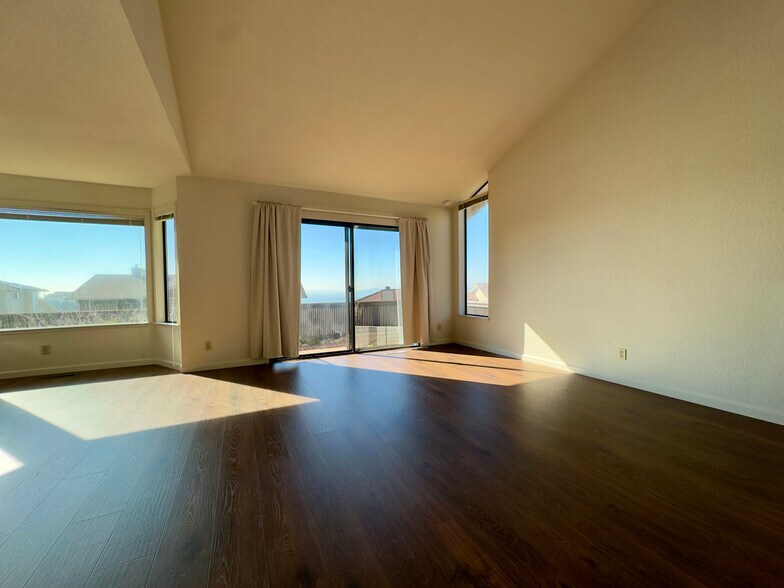 Building Photo - 2221 Pinehurst Way