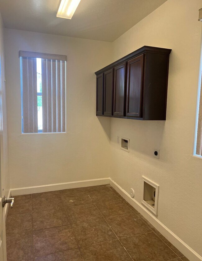 Building Photo - 3 bedroom in Higley Park