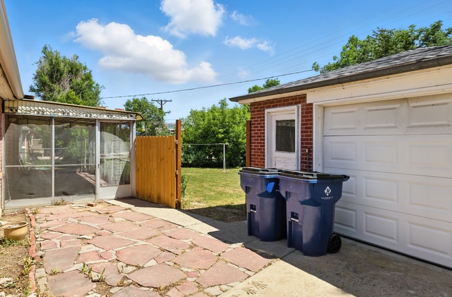 Building Photo - 3 Bedroom / 2 Bathroom Home With Large Bac...
