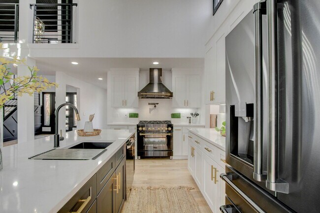 Building Photo - 755 E 96th St