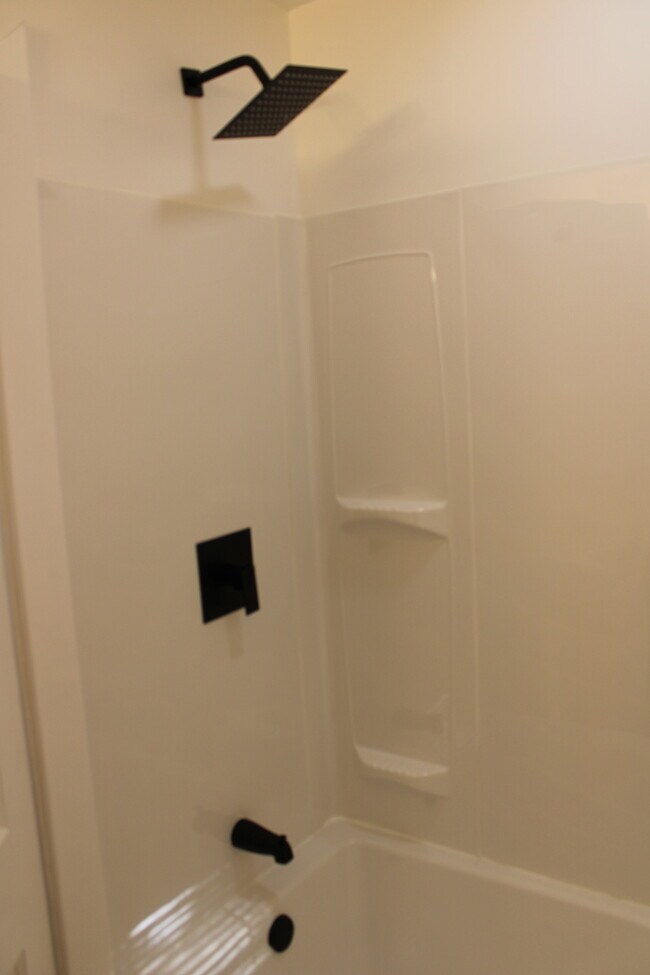 Building Photo - 2bed 1bath in Midtown