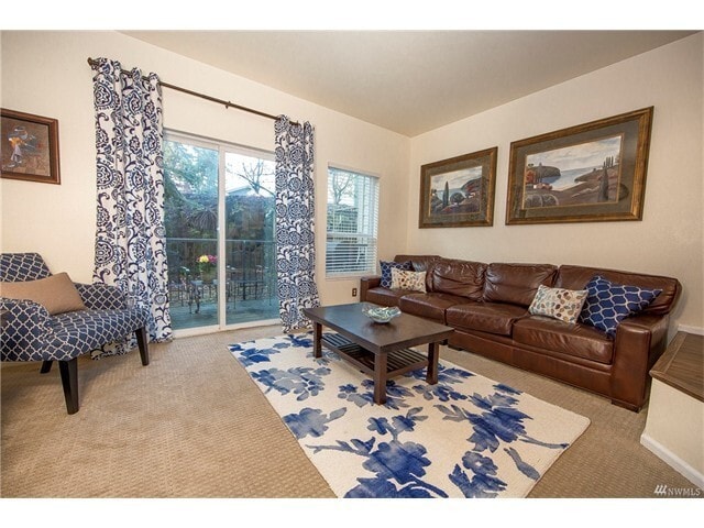 Building Photo - Beautiful Townhome 2 bedrooms and 2.5 bath...