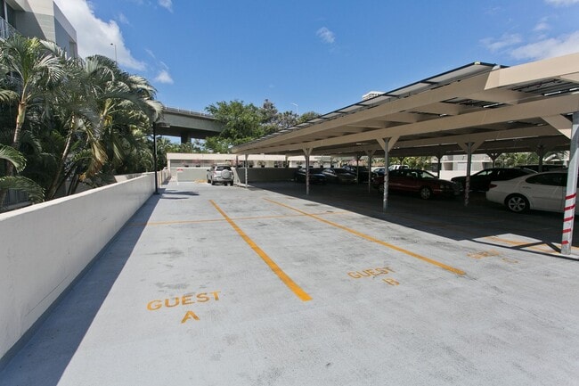 Building Photo - Beautiful 2 beds 1 bath  1 covered parking in Waialae, Honolulu