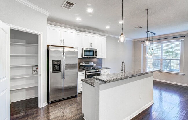 Building Photo - Cute as a Button 3/2.5 home in Parmer Village Townhomes, move-in ready!