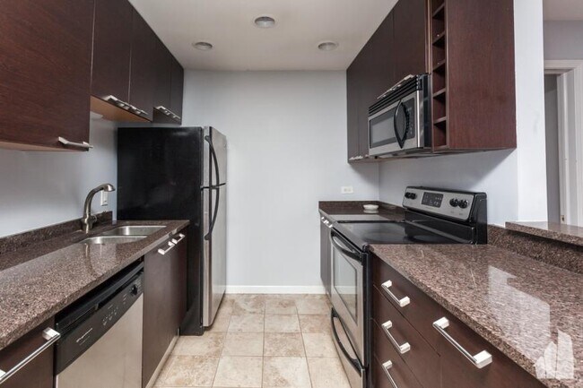 Building Photo - 1 bedroom in Chicago IL 60610