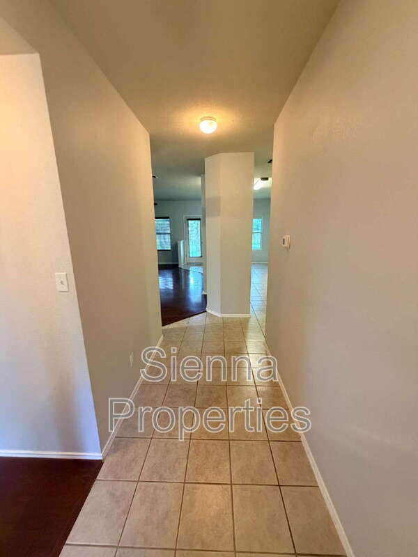 Building Photo - 1006 Reynaldo St