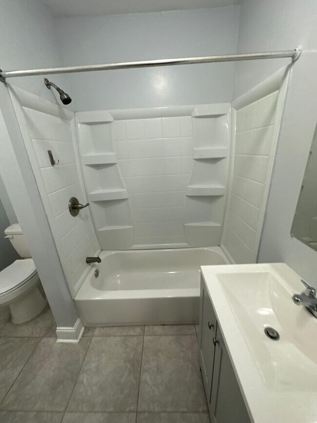 Building Photo - Fully renovated Single Family 2/1  available for immediate rent!