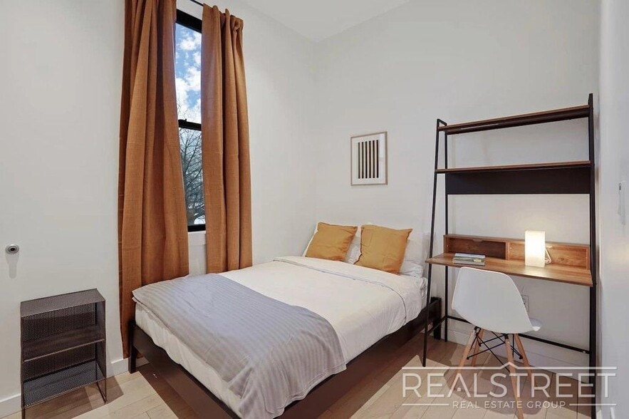 Building Photo - Spacious 5BR / 3BA with Private Roof Access in Bushwick