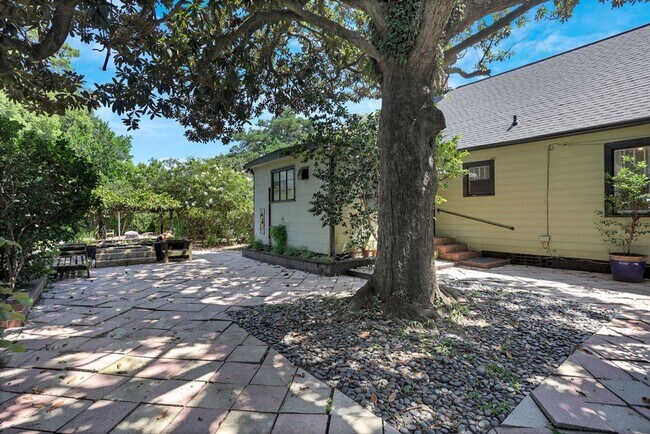 Building Photo - Charming bungalow downtown