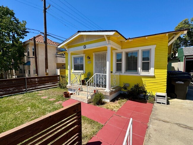 Building Photo - Charming Upgraded 2 Bedroom Cottage w/Cent...