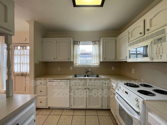 Building Photo - 9841 Siegen Ln