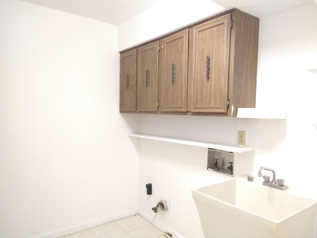 Building Photo - 1541 Maplewood Dr