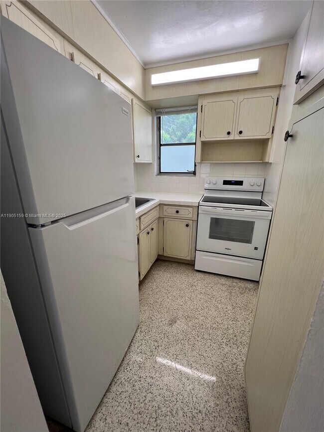 Building Photo - 675 SW 7th Ave