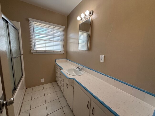Building Photo - Cozy 3 Bedroom/1 Bath Home in Oildale!