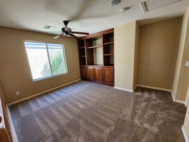 Building Photo - Stunning 4 Bed 3 Bath 2 Story Home with Loft