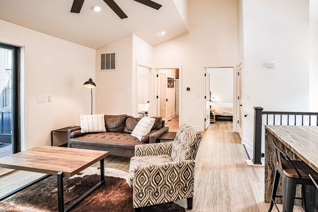 Building Photo - Modern Elegance w/ Garage Parking in Germa...