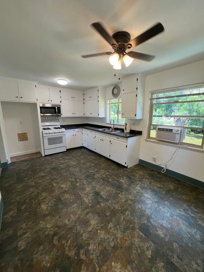Building Photo - 7119 Pleasants Valley Rd
