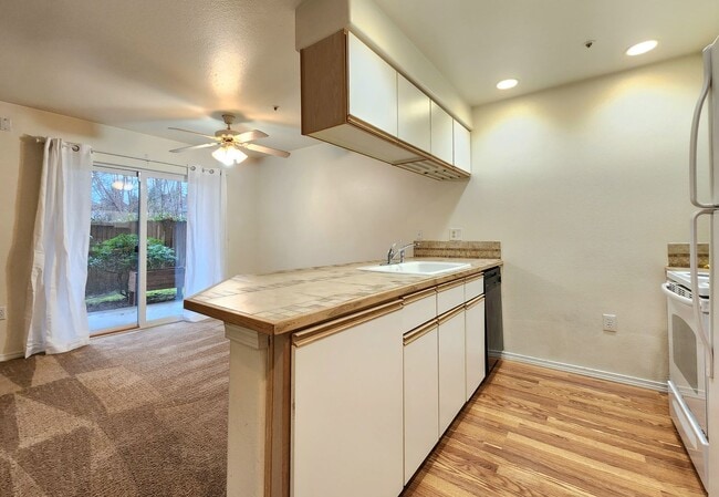 Building Photo - 2 Bed/ 2 Bath Condo Everett Near Boeing and Paine Airport