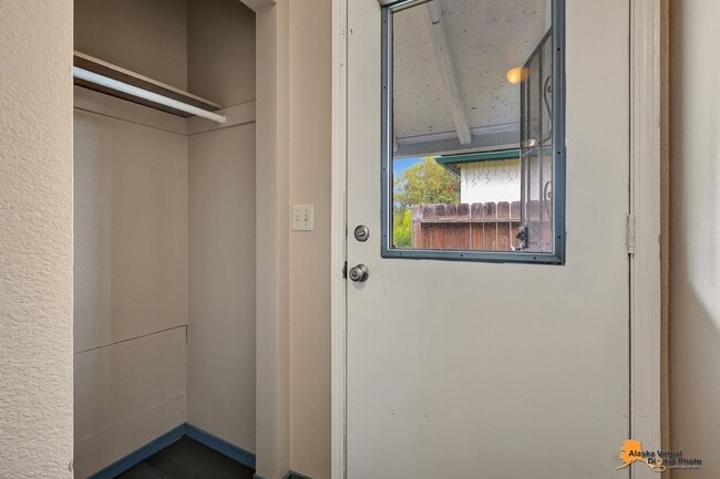 Building Photo - East Anchorage Home with In Unit Laundry a...