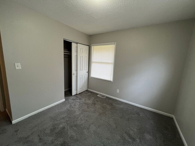 Building Photo - Cozy 3 Bed, 1 Bath Home!