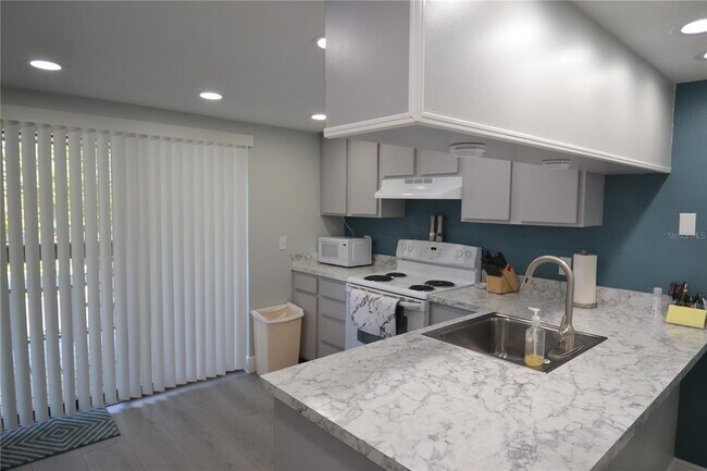 Building Photo - 284 Woodlake Wynde