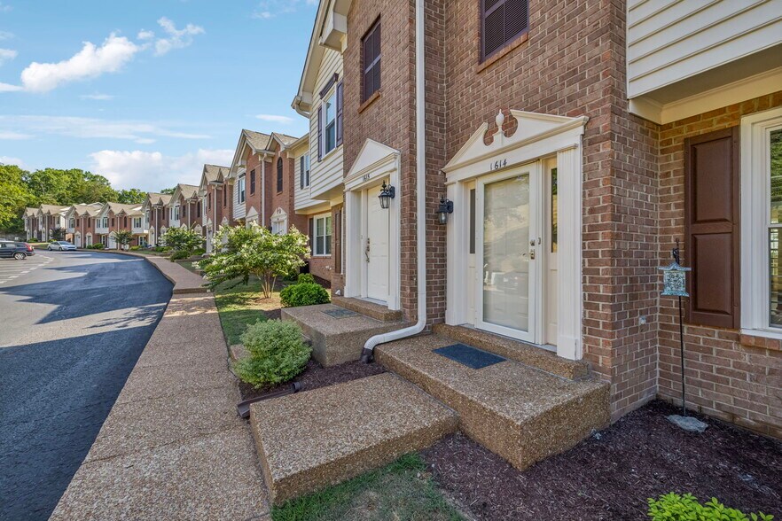 5 minutes to I-65 and on a dead end culdesac - 1614 Brentwood Pointe