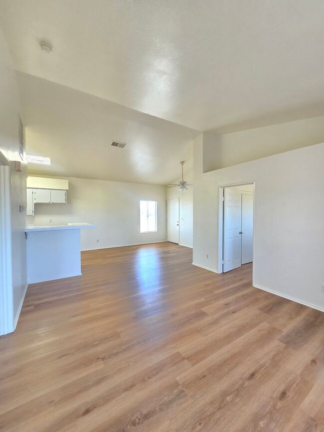 Building Photo - Upstairs/ Spacious/ 2 bedrooms / 2 bathrooms
