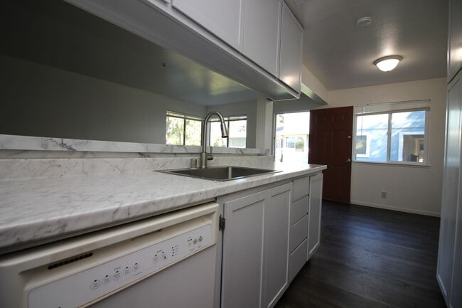 Building Photo - 2 Bedroom Condo Near Coddingtown