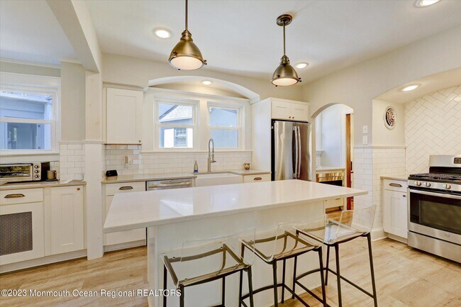 Building Photo - 570 N Edgemere Dr