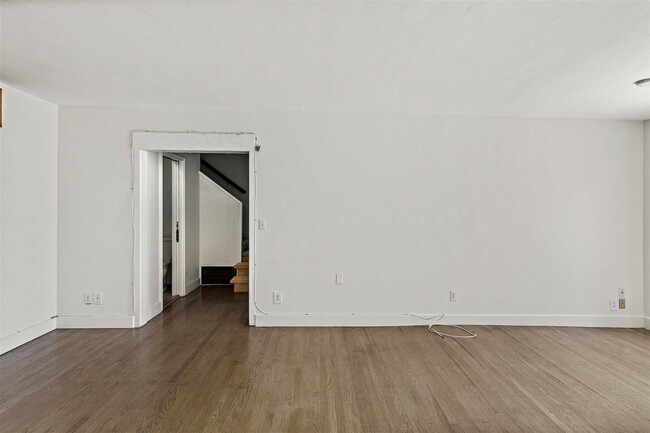 Building Photo - Large, Beautiful Upper Piedmont Home