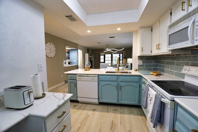 Building Photo - Seasonal Short-term 2-Bedroom 2-Bathroonm Condo located at Mission Lakes!