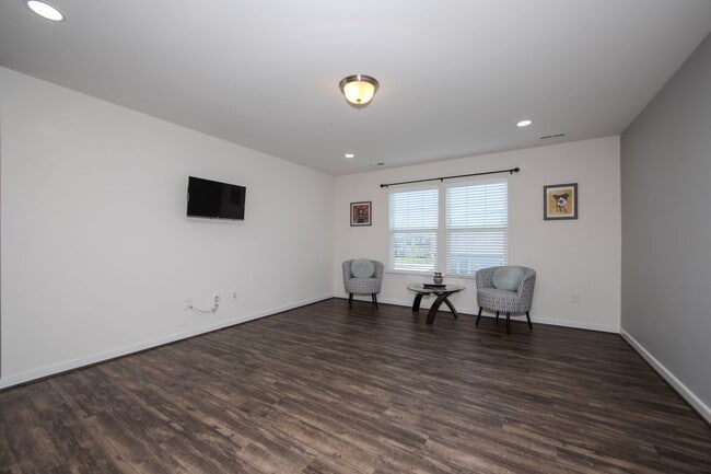 Building Photo - Luxury 5 Bedrooms 3 Full Baths 2 Car Garage