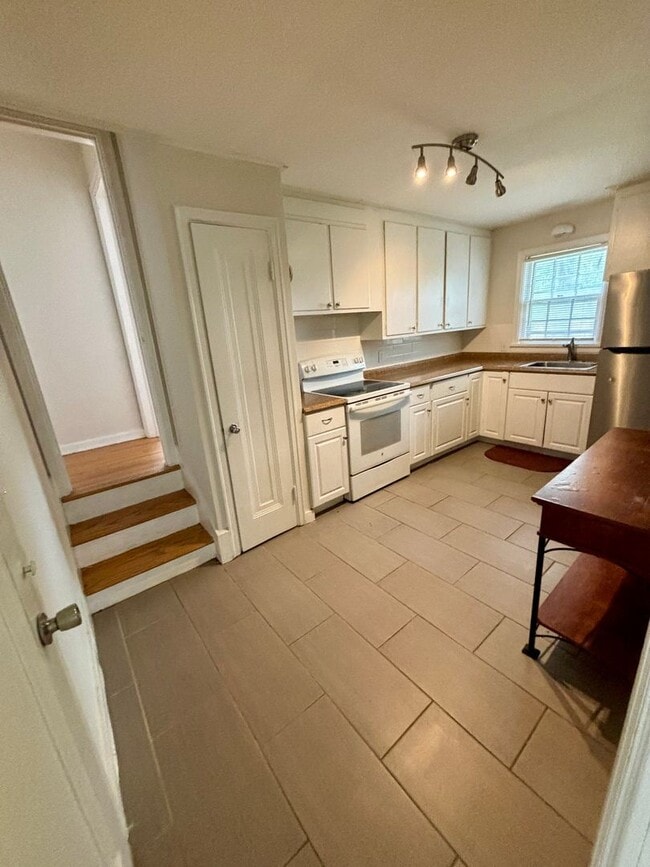 Building Photo - Beautiful 3 Bedroom 1 Bathroom Morton Meadows Cottage