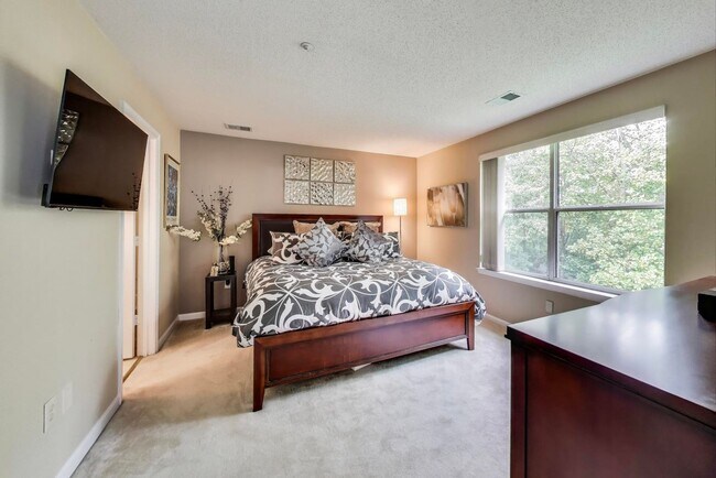 Building Photo - Beautifully updated and maintained 2 level condo home!