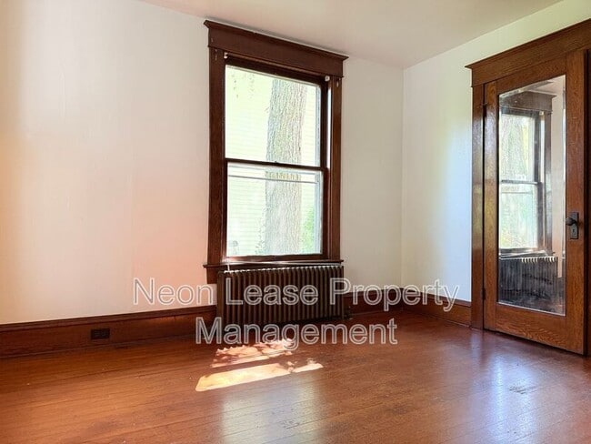 Building Photo - 303 E 6th St