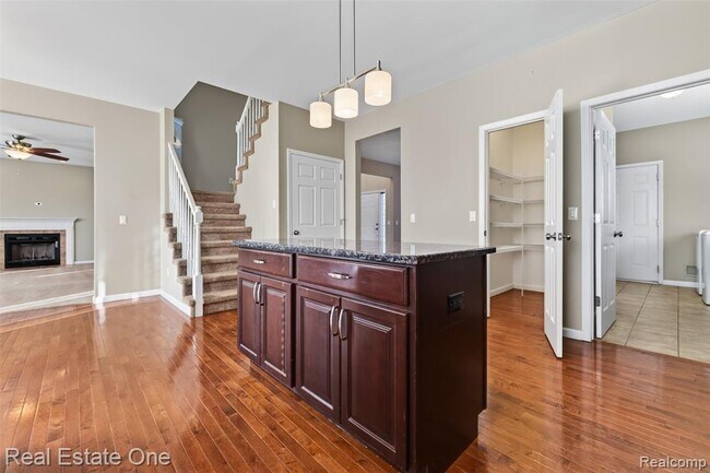 Building Photo - 699 Bay Pointe Dr