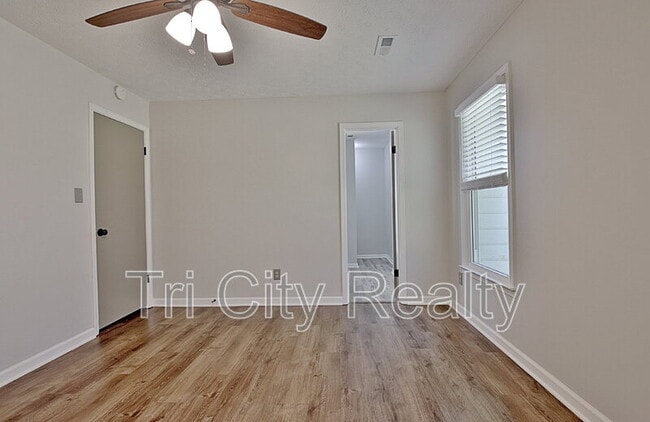 Building Photo - 210 Bella Rosa